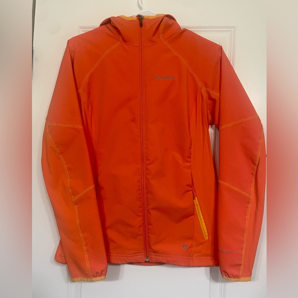 Women’s Columbia softshell hooded jacket